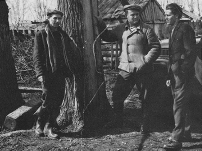 Слева направо: Н. Рубцов, Л. Мерзликин, Г. Володин у здания редакции районной газеты «Восход» в с. Красногорском Алтайского края.