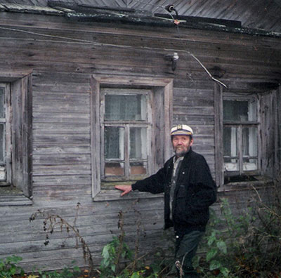 Ю.Н. Петров как раз у того окна, к которому подошёл, приехав, Н. М. Рубцов