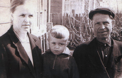 Начало 50-х. В центре - маленький Алексей Рубцов.