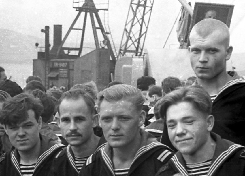 Рубцов в центре. Фрагмент фотографии