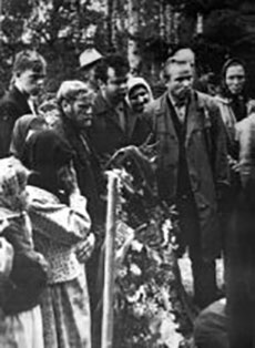 у могилы Александра Яшина