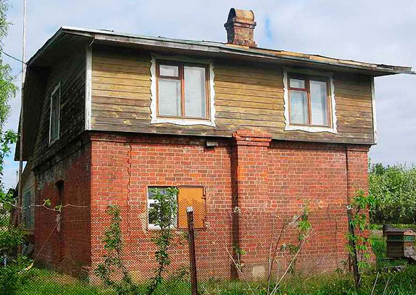 Бывшая кузница при усадьбе (баня в детдоме). Состояние  на 2019 год, переделана в дачу.