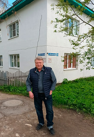 У дома, где бывал Рубцов в Сосновке