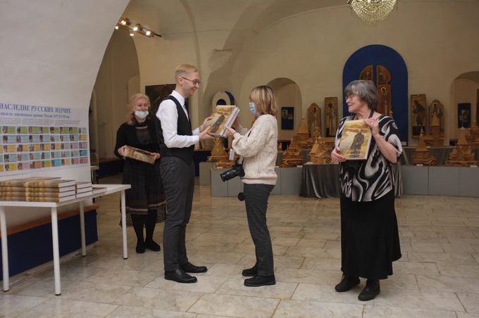 Алексей Новосёлов вручает книги